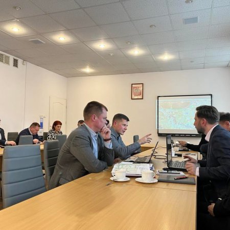 Zarządcy dróg i projektanci na spotkaniu dotyczącym obwodnic Ostrołęki 