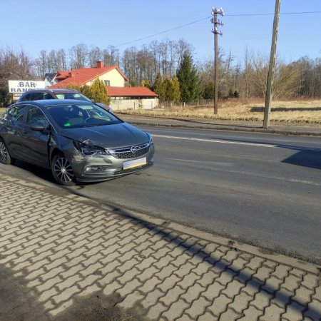 Kolejna kraksa na „krajówce” pod Ostrołęką. Uszkodzone trzy auta [ZDJĘCIA]