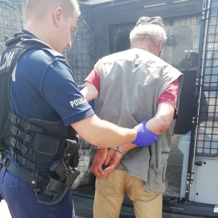 Przystanki okupowane przez bezdomnych. Interweniuje policja i straż miejska [ZDJĘCIA]