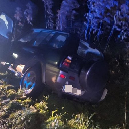 Pijany kierowca toyoty wylądował w rowie, zatrzasnął się w aucie i nie chciał wysiąść [FOTO]
