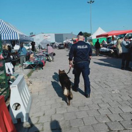 Patrolują targowisko dbając o bezpieczeństwo kupujących i sprzedawców