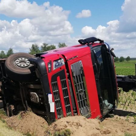 Tatary, gm. Kadzidło: Niefortunne wyprzedzanie ciągnika. Przewrócone volvo [ZDJĘCIA]