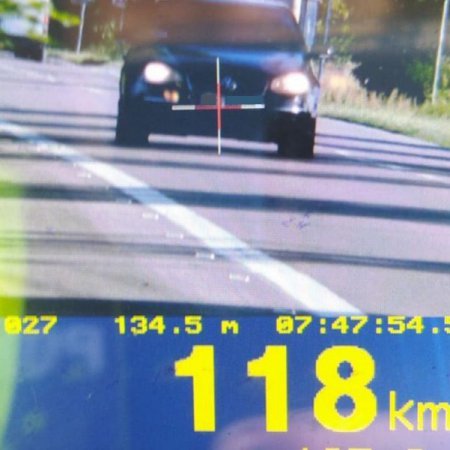 Za szybko na 50-tce. Ta przejażdżka kierującej vw skończyła się utratą prawa jazdy