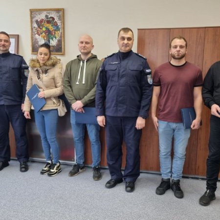 Ekspedientka i świadkowie zamknęli złodziei w sklepie. Docenił to komendant [ZDJĘCIA]
