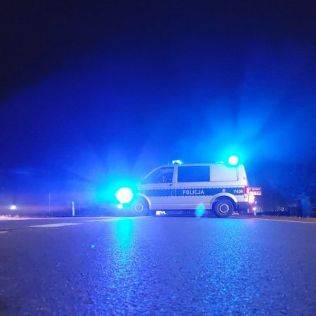 Kompletnie pijany szedł środkiem nieoświetlonej ruchliwej drogi