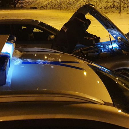 Zamarzło auto z dziećmi wewnątrz. Na szczęście w pobliżu był patrol policji