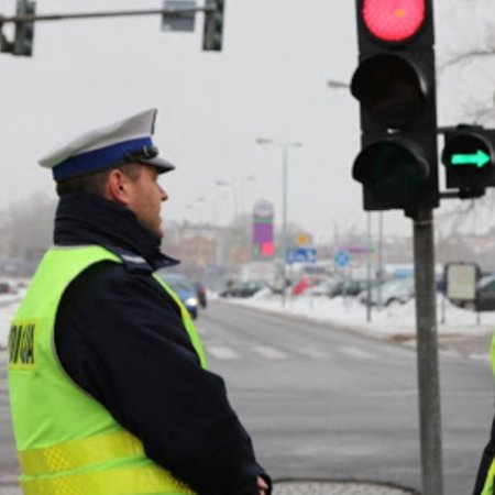 Zielona strzałka pod sygnalizatorem. Wielu kierowców popełnia poważny błąd