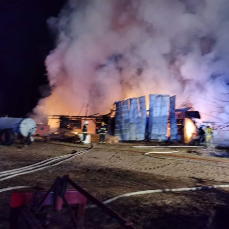 Pożar w Charcibałdzie. Straty oszacowano na około 100 tysięcy złotych [ZDJĘCIA]