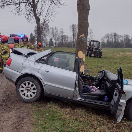 Audi z olbrzymim impetem uderzyło w drzewo. Młody kierowca został ciężko ranny