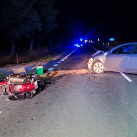 Wypadek z udziałem motocyklisty na DK-61. Ranne dwie osoby