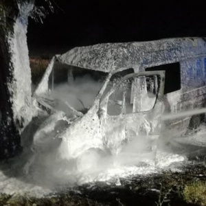 Bus uderzył w drzewo i stanął w płomieniach!
