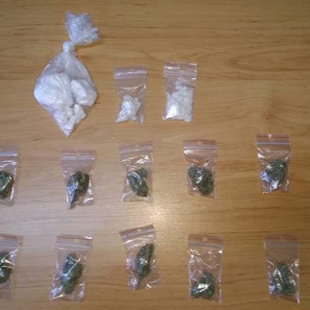 Narkotyki i nielegalne papierosy w mieszkaniu 44-latka