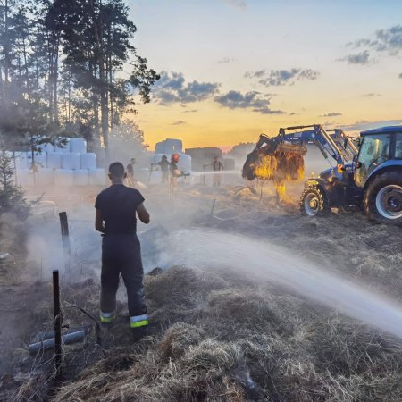 Pożar w Zdunku. Z ogniem walczyło kilkunastu strażaków [ZDJĘCIA]