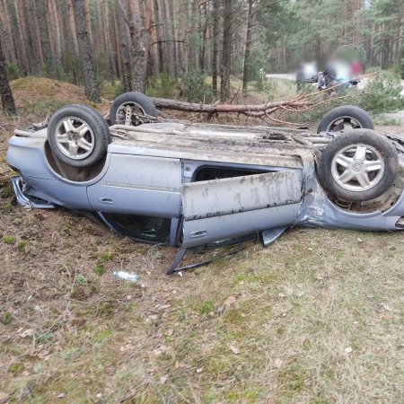 Dachowanie opla w przydrożnym rowie. Było o włos od tragedii [ZDJĘCIA]