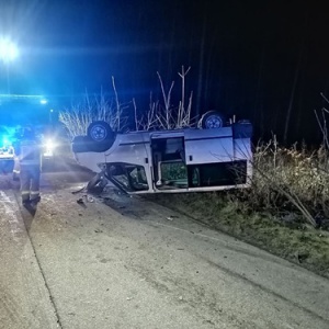Wypadek w Wólce Folwark. Sprawca porzuca płonące auto i ucieka [ZDJĘCIA]