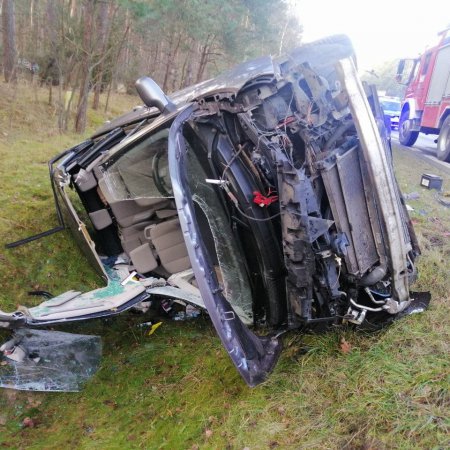 Dachowanie busa na „krajówce”. Dwie osoby trafiły do szpitala