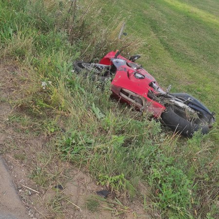 Wypadek w Ponikwi Dużej. Ucierpiał motocyklista i… kot [ZDJĘCIA]
