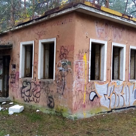 Interwencja Czytelnika. Ktoś podrzuca śmieci do opuszczonego budynku [ZDJĘCIA]