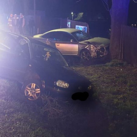 Groźny wypadek w Różanie. Jedno z aut wpadło na ogrodzenie prywatnej posesji [ZDJĘCIA]