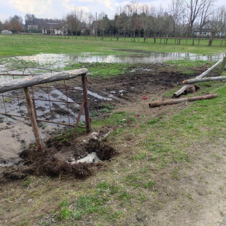 Uszkodził hydrant i uciekł. Mnóstwo wody zalało łąkę! [ZDJĘCIA]