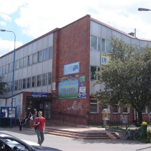 Przed starym basenem pojawią się ławki