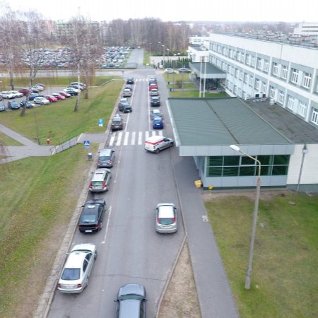 Tłok na przyszpitalnym parkingu. Interweniować musi straż miejska [ZDJĘCIA]
