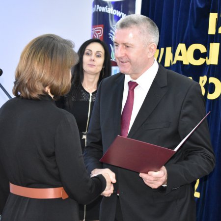 Podziękowania, nagrody i życzenia na powiatowej uroczystości z okazji Dnia Edukacji Narodowej [ZDJĘCIA]