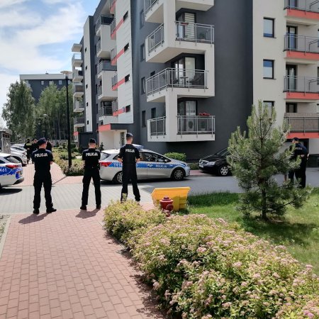Ewakuacja mieszkańców z dwóch bloków przy Cieplińskiego. Jest zagrożenie wybuchem [ZDJĘCIA]