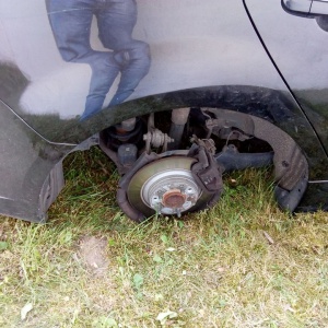 Zostawił auto przed bramą, a rano... brak felg! Poszukiwany sprawca kradzieży