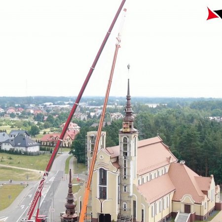 Kościół św. Franciszka już z iglicami na wieżach. Zobacz, jak wyglądał montaż [WIDEO, ZDJĘCIA]