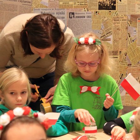 “Barwy Niepodległej” - warsztaty patriotyczne w Muzeum Kultury Kurpiowskiej [ZDJĘCIA]