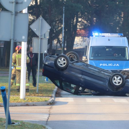 Ale pech! Dachowanie... tuż przy komendzie policji [WIDEO, ZDJĘCIA]