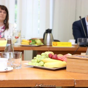 Radni dają przykład - owoce zamiast ciastek, a woda w szklanych butelkach