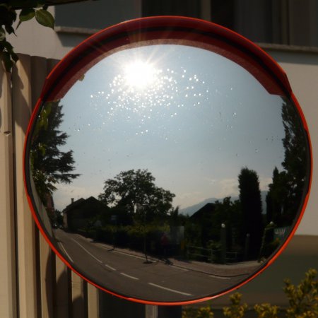 W tym miejscu pojawi się lustro drogowe? "Słaba widoczność"