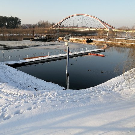 Poziom wody na Narwi w Ostrołęce. Jaki jest dziś, podczas gwałtownych roztopów? [ZDJĘCIA]