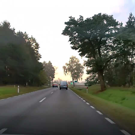 Wypadek był o krok! Niebezpieczna sytuacja w Antoniach na DK-53 [WIDEO]