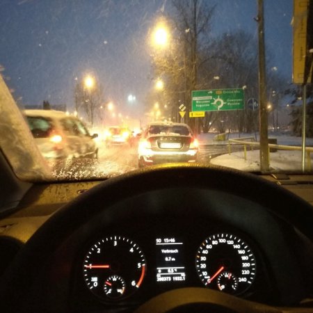 Uwaga na trudne warunki drogowe. Lepiej zdjąć nogę z gazu!