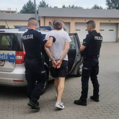 Z łomem i nożem napadł na sklep, ukradł pieniądze. Mieszkaniec Ostrołęki zatrzymany