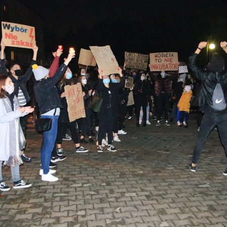 Mobilizacja w Ostrołęce. Duża manifestacja przeciwko wyrokowi TK [WIDEO, ZDJĘCIA]