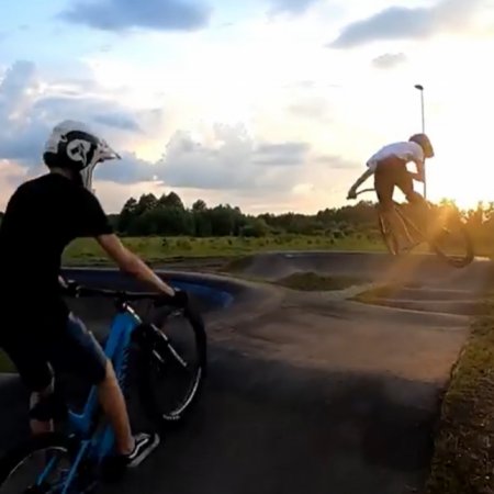 Pumptrack w Rzekuniu tętni życiem. Pamiętajmy o bezpieczeństwie