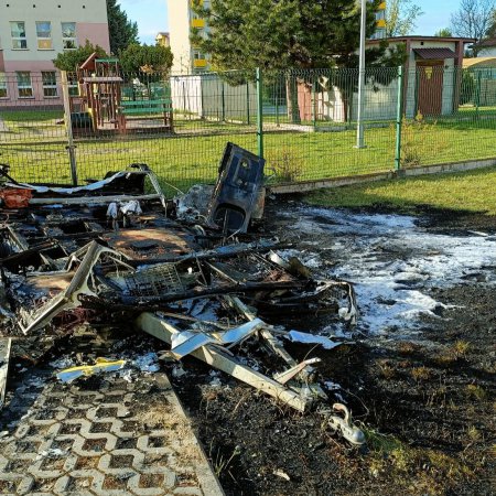 Pożar przy Fieldorfa Nila. Tyle zostało z przyczepy kempingowej [ZDJĘCIA]