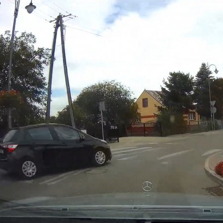 Tak „Mistrz kierownicy” pokonuje rondo! [WIDEO]