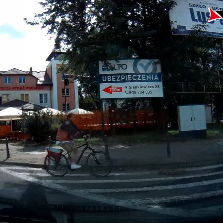 Pod prąd na skrzyżowaniu. Niebezpieczny manewr rowerzysty w centrum Ostrołęki [WIDEO]