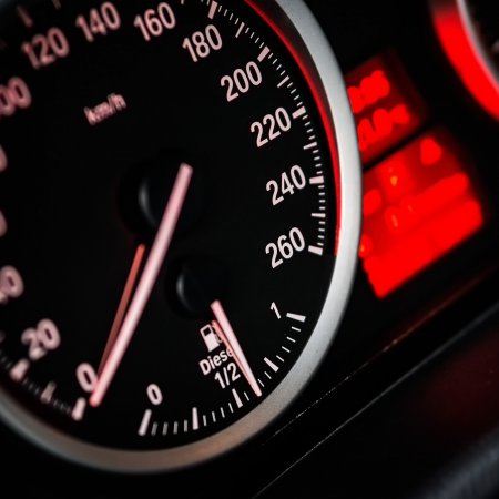 Dwaj kierowcy bmw stracili prawo jazdy. Jechali zdecydowanie za szybko