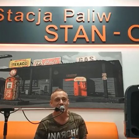 Koncert na stacji paliw. Wystąpił Adam Wołosz [WIDEO]
