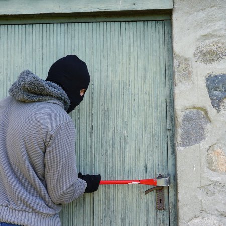 Włamanie do mieszkania w Ostrołęce. Policja apeluje o ostrożność