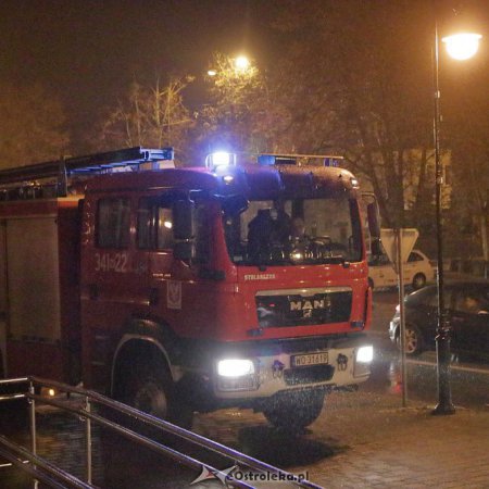 Nocna akcja strażacka na osiedlu bloków socjalnych w Ostrołęce