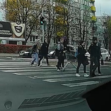 Na wesoło z Ostrołęki: Wózkiem z supermarketu na zajęcia do szkoły [WIDEO]