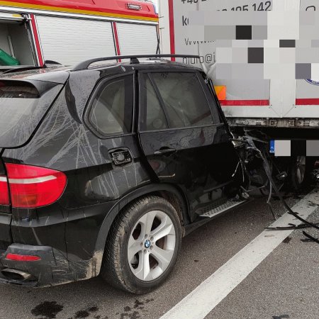 18-latek oszukał przeznaczenie. Jego bmw wbiło się w tył ciężarówki [ZDJĘCIA]