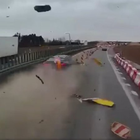 Kierowca bmw nie zdążył zmienić pasa. Groźny wypadek na S-8 [WIDEO]